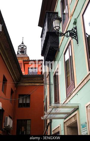 Aviles, Asturie, Spagna - 10 aprile 2026: Case maestose nel centro storico della città di Aviles, Asturie, Spagna. Foto Stock