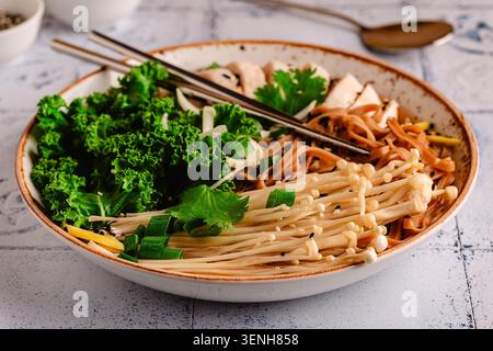 Zuppa asiatica di noodle di miso ramen con pollo, funghi enoki, cavolo. Foto Stock