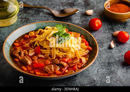 Zuppa di Lagman con agnello, spaghetti fatti in casa e verdure. Cucina dell'Asia centrale. Foto Stock