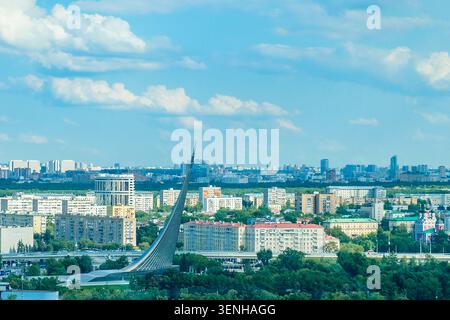 Mosca, Russia - 10 agosto 2023: Vista dall'alto della città di Mosca. VDNH. Monumento ai conquistatori dello spazio Foto Stock