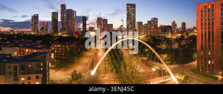 Panorama notturno aereo dello skyline di Manchester e dell'Arco di Hulme Foto Stock