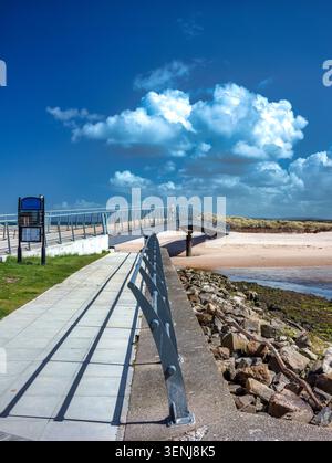Una vista mattutina del nuovo ponte pedonale che conduce a East Beach a Lossiemouth sul Moray Firth nel nord-est della Scozia Foto Stock
