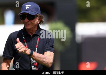 Barcellona, Spagna. 11 giugno 2026. L'ex pilota Emerson Fittipaldi guarda in anteprima in vista del Gran Premio di F1 di Catalunya sul circuito di Montemelo l'11 giugno 2026 a Barcellona, Spagna. Crediti: Marco Canoniero/Alamy Live News Foto Stock