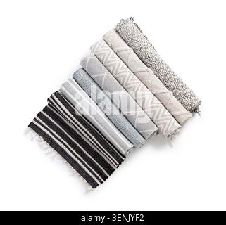Assortimento arrotolato di tappeti per aree intrecciate con vari motivi e texture per l'arredamento della casa e il design degli interni Foto Stock