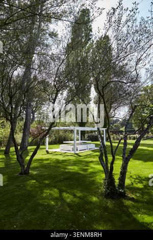 Serie stock che documenta lo scultore francese Bernar Venet presso la Fondazione Venet, con interviste candide, il suo studio privato e gli spazi delle gallerie. Foto Stock