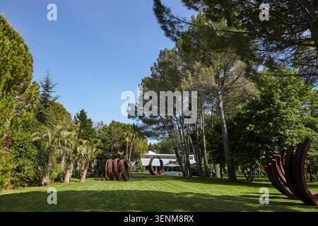 Serie stock che documenta lo scultore francese Bernar Venet presso la Fondazione Venet, con interviste candide, il suo studio privato e gli spazi delle gallerie. Foto Stock