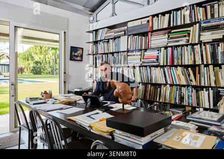 Serie stock che documenta lo scultore francese Bernar Venet presso la Fondazione Venet, con interviste candide, il suo studio privato e gli spazi delle gallerie. Foto Stock