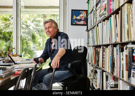 Serie stock che documenta lo scultore francese Bernar Venet presso la Fondazione Venet, con interviste candide, il suo studio privato e gli spazi delle gallerie. Foto Stock