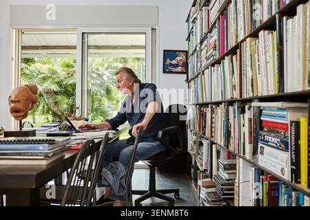 Serie stock che documenta lo scultore francese Bernar Venet presso la Fondazione Venet, con interviste candide, il suo studio privato e gli spazi delle gallerie. Foto Stock