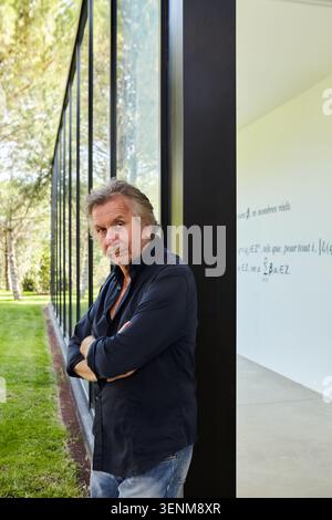 Serie stock che documenta lo scultore francese Bernar Venet presso la Fondazione Venet, con interviste candide, il suo studio privato e gli spazi delle gallerie. Foto Stock