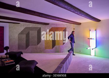 Serie stock che documenta lo scultore francese Bernar Venet presso la Fondazione Venet, con interviste candide, il suo studio privato e gli spazi delle gallerie. Foto Stock