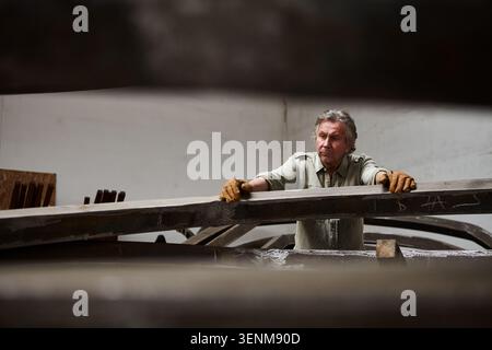 Serie stock che documenta lo scultore francese Bernar Venet presso la Fondazione Venet, con interviste candide, il suo studio privato e gli spazi delle gallerie. Foto Stock