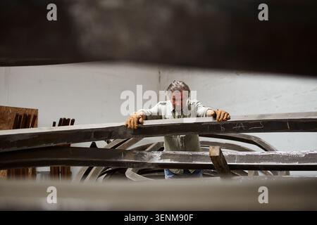 Serie stock che documenta lo scultore francese Bernar Venet presso la Fondazione Venet, con interviste candide, il suo studio privato e gli spazi delle gallerie. Foto Stock