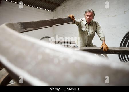 Serie stock che documenta lo scultore francese Bernar Venet presso la Fondazione Venet, con interviste candide, il suo studio privato e gli spazi delle gallerie. Foto Stock