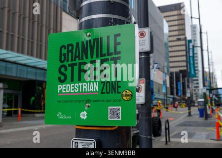 Vancouver, Canada - 8 giugno 2026: Un cartello verde della zona pedonale di Granville Street con i loghi della città e un codice QR è montato su un palo nero sul bordo Foto Stock