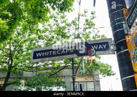 Vancouver, Canada - 8 giugno 2026: Un cartello temporaneo Whitecaps Way della marina con lo stemma di calcio Vancouver Whitecaps è appeso a Granville Street Do Foto Stock