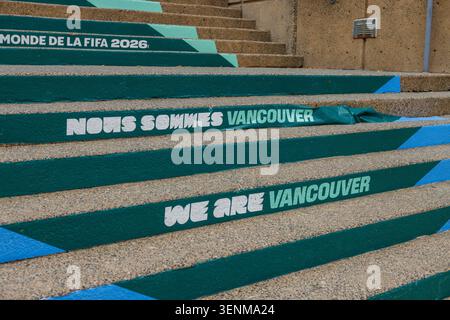 Vancouver, Canada - 8 giugno 2026: Gradini in cemento dipinto vicino al BC Place mostrano bande verdi e blu stencizzate SIAMO VANCOUVER e NOUS SOMMES per il FI Foto Stock