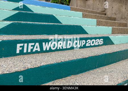Vancouver, Canada - 8 giugno 2026: Vista ravvicinata di gradini pubblici in cemento dipinti in verde verde verde zecca con stenci bianchi DELLA COPPA DEL MONDO FIFA 2026 Foto Stock