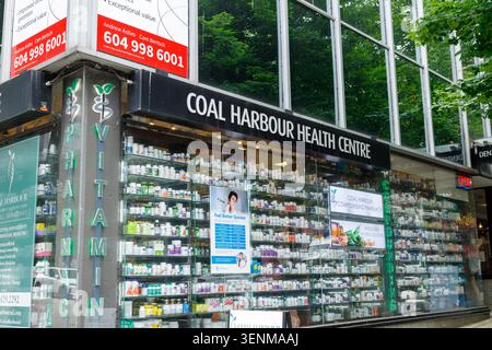 Vancouver, Canada - 8 giugno 2026: L'angolo di fronte al Coal Harbour Health Centre, una farmacia e negozio di vitamine in centro, con lo shel Foto Stock
