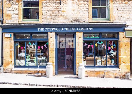 The Cotswold Cheese Company Shop, Stow on the Wold, Gloucestershire, Inghilterra Foto Stock