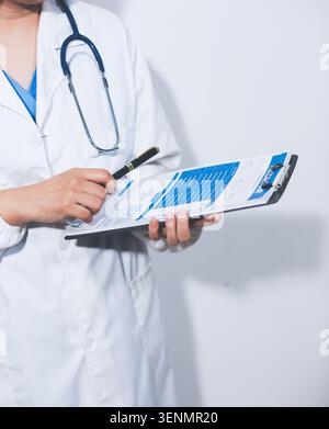 Ritratto di una dottoressa, con un fascicolo Foto Stock