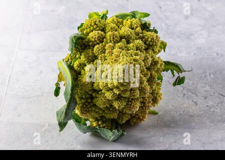 Verde crudo gustoso cavolo romanesco per cucinare Foto Stock