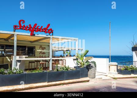 Sliema, Malta - 16 maggio 2025: Surfside Bar & Grill situato sul lungomare di Sliema, Malta, con posti a sedere all'aperto, atmosfera mediterranea, Foto Stock