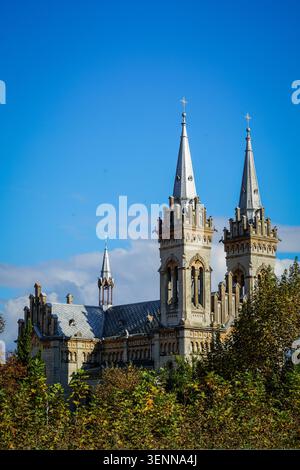 L'immagine cattura la sezione superiore della Cattedrale Batumi della madre di Dio, una chiesa neogotica, con le sue distintive guglie gemelle e orna Foto Stock