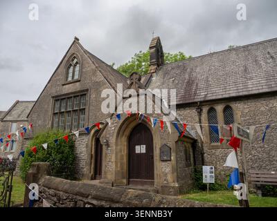 Vista esterna della chiesa di St John the Evangelist, villaggio di Cressbrook, Derbyshire, Regno Unito Foto Stock
