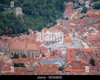 Vista aerea panoramica della città vecchia di Brașov (Brasov) con tetti rossi, vista dal monte Tampa, Transilvania, Romania. Foto Stock