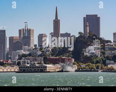 Skyline di San Francisco con la Piramide Transamerica e la Coit Tower, vista dalla Baia di San Francisco, California, Stati Uniti. Foto Stock