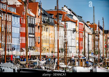 Canale Nyhavn con case storiche colorate e alberi di barche a vela, Copenhagen, Danimarca. Una delle viste più iconiche della Scandinavia. Foto Stock