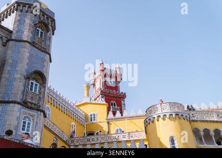 Il colorato Palácio da pena si erge su un cielo blu Foto Stock