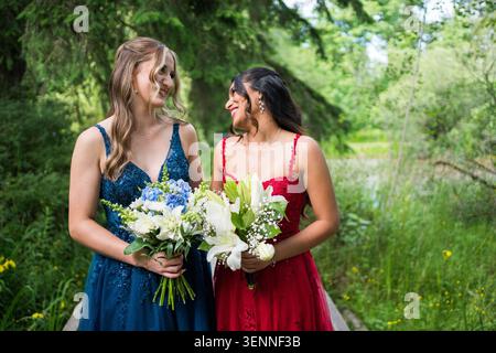 Due amici in abiti bellissimi che sorridono all'aperto Foto Stock