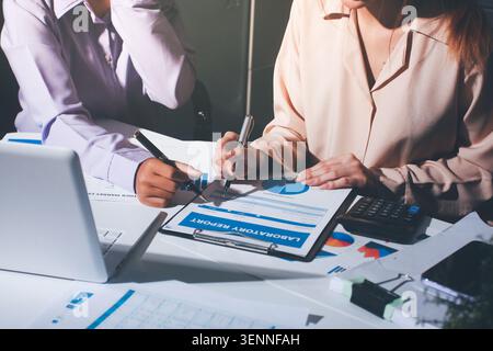 Tabella riportata sopra con documenti finanziari, grafici e big data durante la riunione di lavoro di squadra con il team di contabilità o marketing che discute di budget, strategia o crescita d Foto Stock