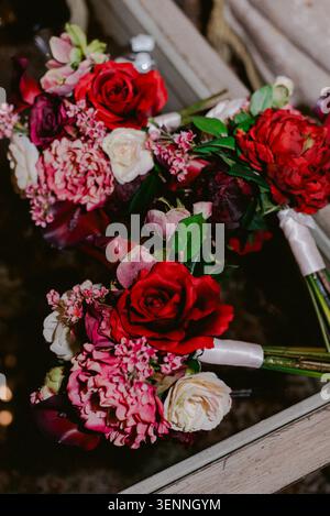Eleganti mazzi di rose rosse e rosa per matrimoni Foto Stock