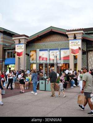 Orlando USA, febbraio 28 2026, il World of Disney Store affollato Foto Stock