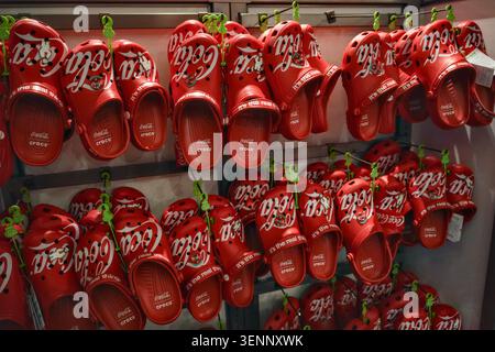 Orlando USA febbraio 28 2026 Coca Cola si zocca nel negozio Disney Springs Foto Stock