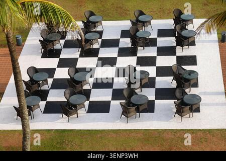 Gigantesca scacchiera esterna con tavoli e sedie, Galle Face Hotel, Colombo, Sri Lanka Foto Stock