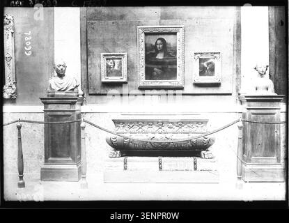 Fotografia stampa in gelatina d'argento che registra la riapertura delle nuove gallerie al Louvre nel 1920, con la Joconde evidenziata come parte della rinnovata presentazione pubblica delle collezioni del museo a Parigi. Foto Stock