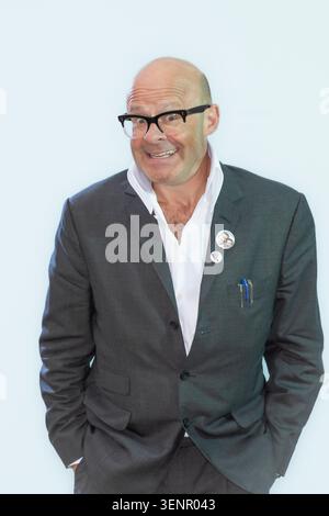 Ritratto del comico britannico Harry Hill in piedi di fronte a uno sfondo semplice Foto Stock