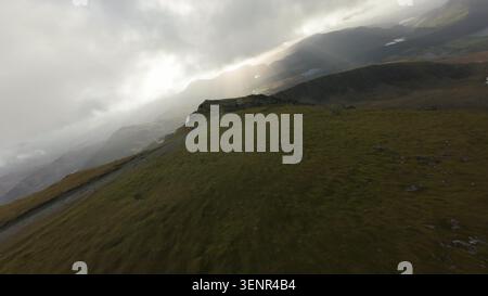 Snowdonia FPV: Volo dinamico sul percorso escursionistico Ranger Path Foto Stock