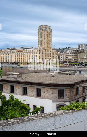 Losanna, Svizzera - 4 giugno 2026: Vista di Losanna con la bel Air Tower, un iconico monumento architettonico nel centro di Losanna e First sk Foto Stock