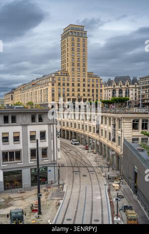 Losanna, Svizzera - 4 giugno 2026: Veduta della bel Air Tower, un iconico monumento architettonico nel centro di Losanna e primo grattacielo di SW Foto Stock