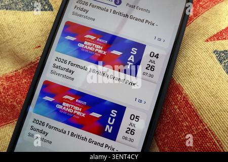 Biglietti digitali per il Gran Premio di Gran Bretagna del 2026 su iPhone, che illustrano l'ingresso a Silverstone, i rischi di rivendita online e la consapevolezza della frode sui biglietti. Foto Stock