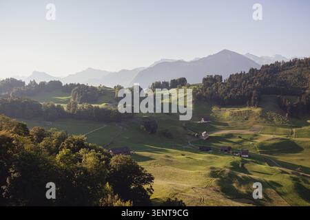 Un'idilliaca vista mattutina d'estate dal Bürgenstock Resort nel Canton Nidvaldo, Svizzera. Foto Stock