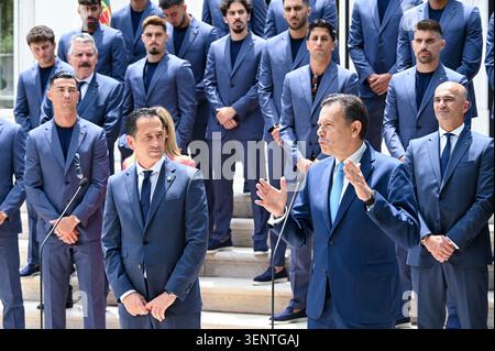 Lisbona, Portogallo. 12 giugno 2026. Il primo ministro portoghese LUIS MONTENEGRO (C) tiene un discorso accanto al presidente della Federazione calcistica portoghese (FPF) PEDRO PROENCA (L) e alla squadra nazionale di calcio portoghese durante il ricevimento ufficiale in vista della Coppa del mondo FIFA 2026, presso la residenza ufficiale di Sao Bento. Crediti: Ricardo Rocha / Alamy Live News Foto Stock