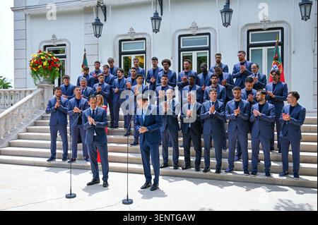 Lisbona, Portogallo. 12 giugno 2026. Il primo ministro portoghese LUIS MONTENEGRO (C) e il presidente della Federazione calcistica portoghese (FPF) PEDRO PROENCA (L) applaudono insieme alla squadra nazionale di calcio portoghese dopo un discorso durante il ricevimento ufficiale in vista della Coppa del mondo FIFA 2026, presso la residenza ufficiale di Sao Bento. Crediti: Ricardo Rocha / Alamy Live News Foto Stock