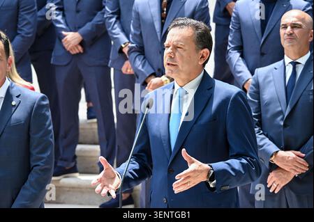 Lisbona, Portogallo. 12 giugno 2026. Il primo ministro portoghese LUIS MONTENEGRO (C) tiene un discorso accanto al presidente della Federazione calcistica portoghese (FPF) PEDRO PROENCA (L) e alla squadra nazionale di calcio portoghese durante il ricevimento ufficiale in vista della Coppa del mondo FIFA 2026, presso la residenza ufficiale di Sao Bento. Crediti: Ricardo Rocha / Alamy Live News Foto Stock