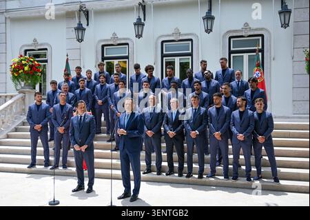 Lisbona, Portogallo. 12 giugno 2026. Il primo ministro portoghese LUIS MONTENEGRO (C) tiene un discorso accanto al presidente della Federazione calcistica portoghese (FPF) PEDRO PROENCA (L) e alla squadra nazionale di calcio portoghese durante il ricevimento ufficiale in vista della Coppa del mondo FIFA 2026, presso la residenza ufficiale di Sao Bento. Crediti: Ricardo Rocha / Alamy Live News Foto Stock